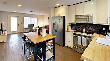 Jääkaappi, mikroaaltouuni, uuni, liesi