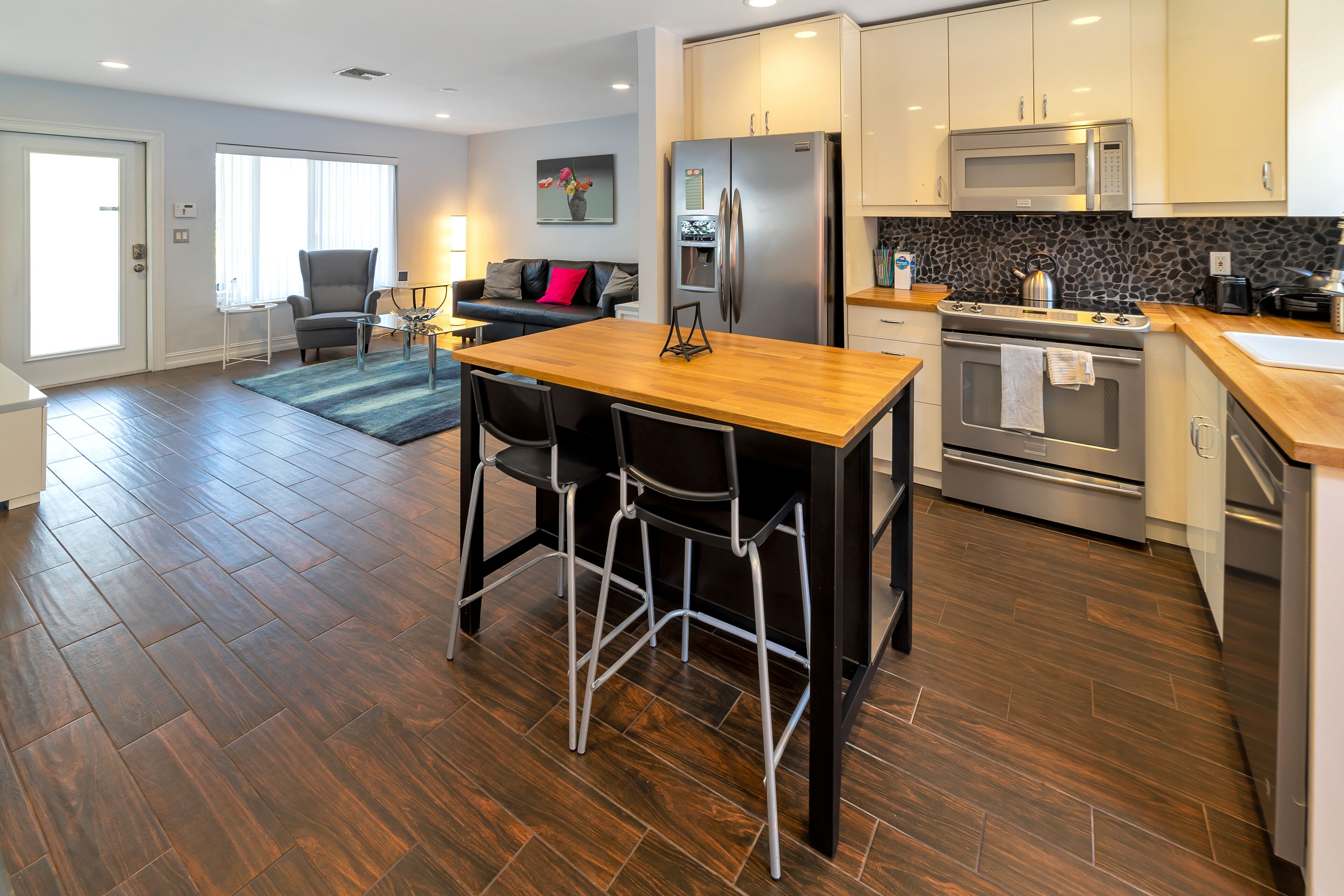 Refrigerador, microondas, horno y parrilla de estufa 