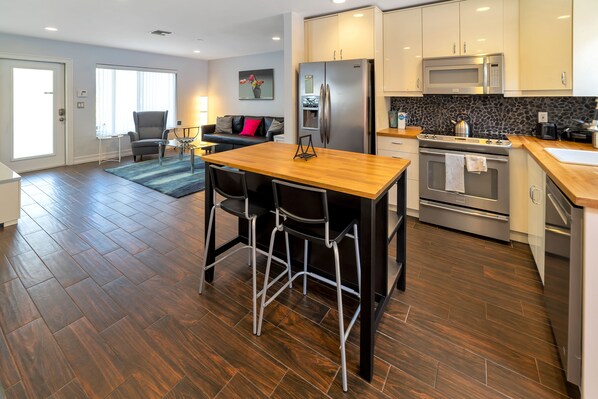 Fridge, microwave, oven, stovetop - Hidden Gem Vacation Villa w/Private Heated Pool & TikiHut (Fort Lauderdale)