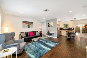 Smart TV, books, offices - Hidden Gem Vacation Villa w/Private Heated Pool & TikiHut (Fort Lauderdale)