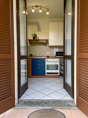 Fridge, microwave, oven, stovetop - Villa Biancospino close by Monate Lake (Travedona Monate)