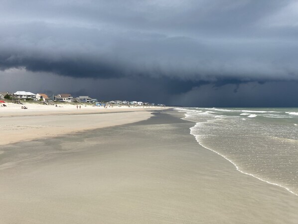 Playa en los alrededores, camastros y toallas de playa