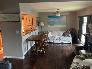 TV connectée, cheminée, livres, médiathèque