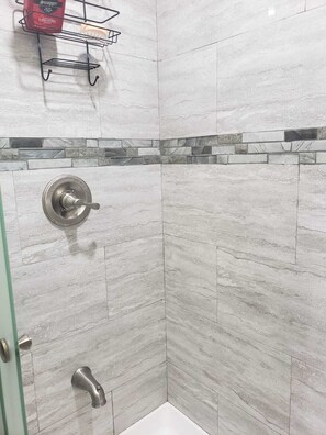 Dusche, Haartrockner, Handtücher, Seife