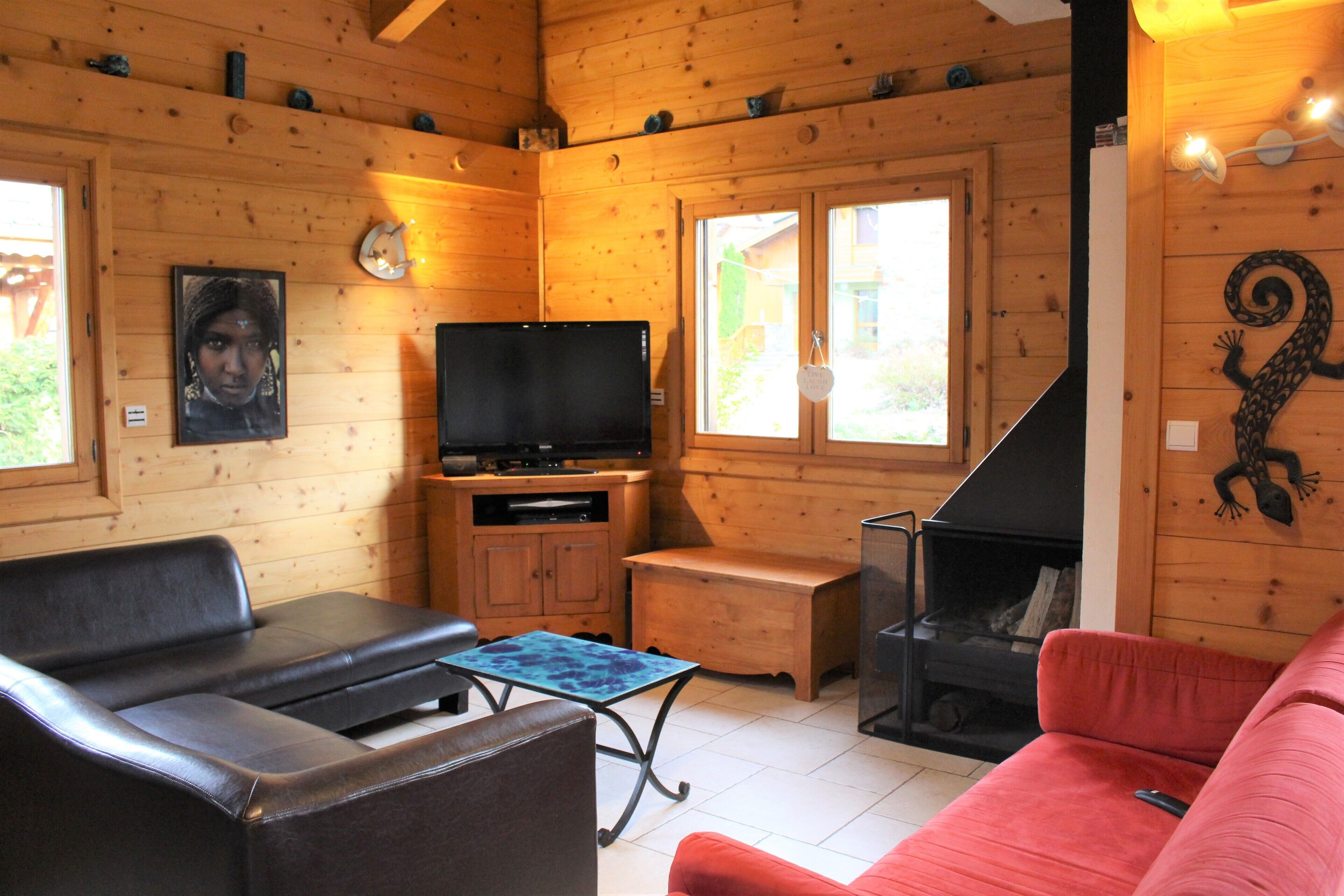 Télévision, cheminée, chaîne hi-fi