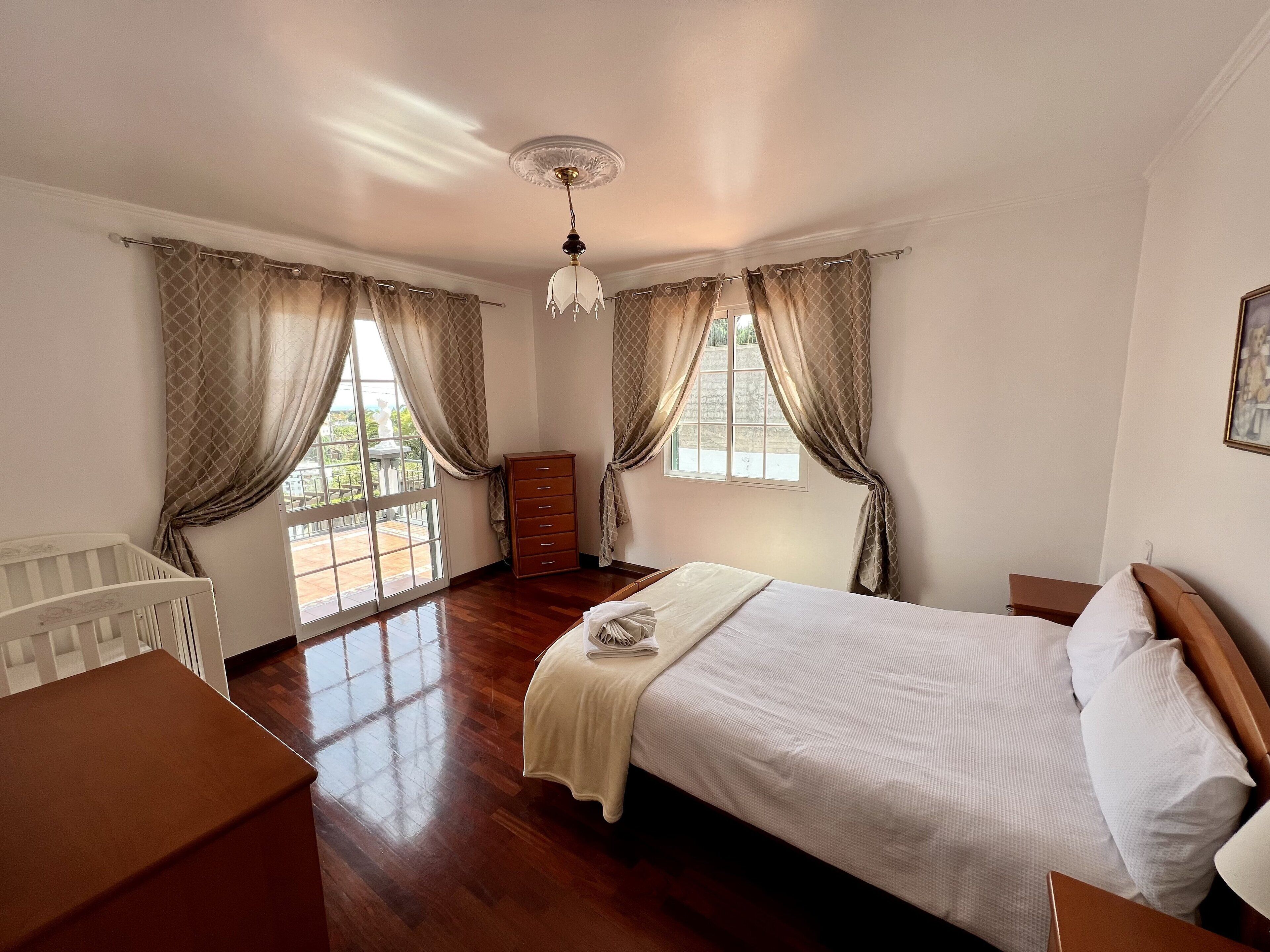 4 slaapkamers, een strijkplank/strijkijzer, wifi, beddengoed