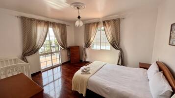 4 slaapkamers, een strijkplank/strijkijzer, wifi, beddengoed