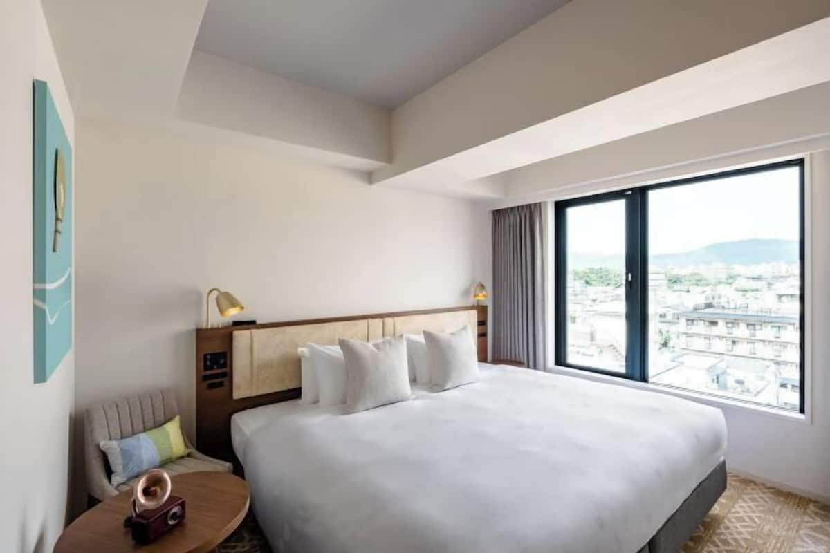 Soundproofing, free WiFi, bed sheets