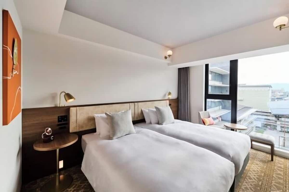 Soundproofing, free WiFi, bed sheets