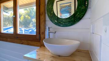 Douche, serviettes fournies, papier toilette