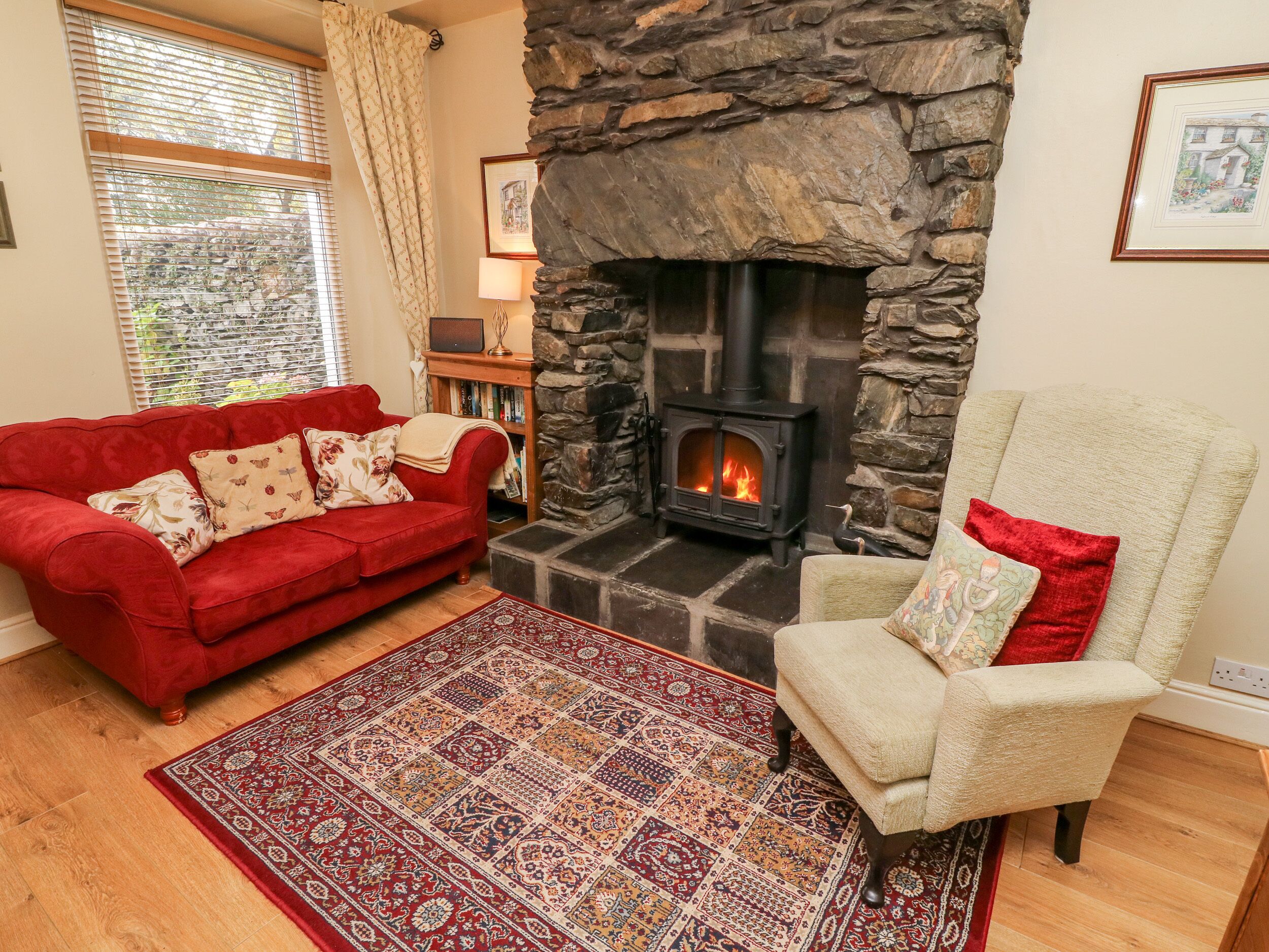 NUTKIN COTTAGE, pet friendly, with open fire in Bowness-On-Windermere