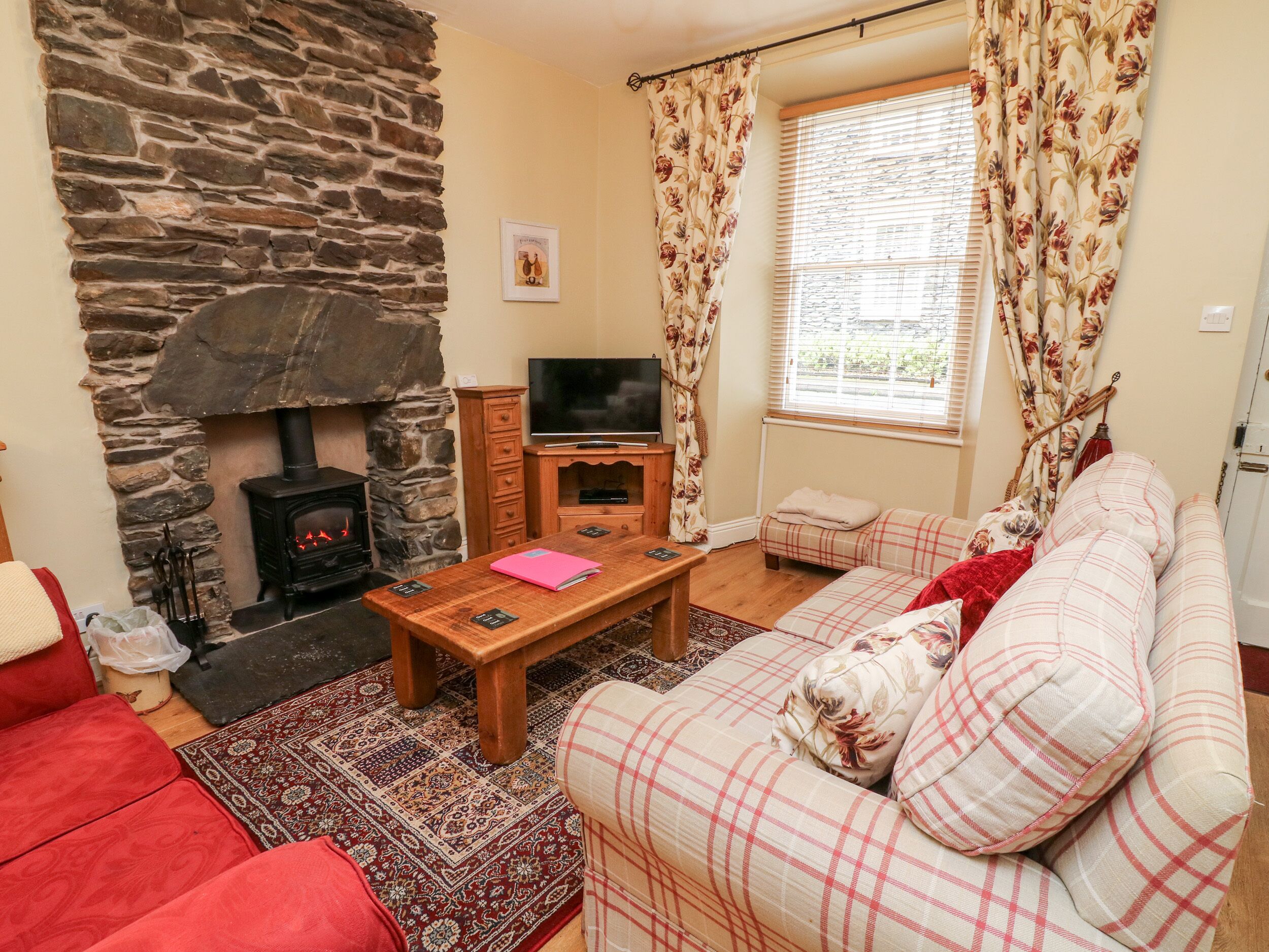 NUTKIN COTTAGE, pet friendly, with open fire in Bowness-On-Windermere