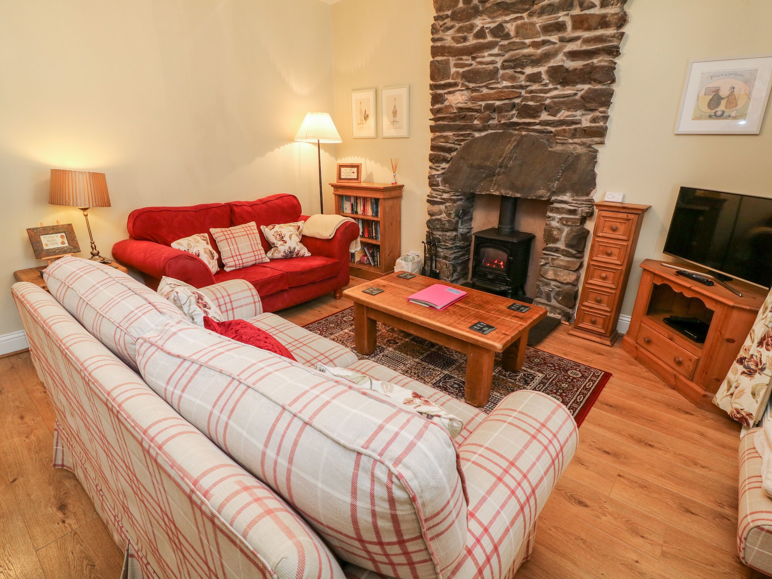 NUTKIN COTTAGE, pet friendly, with open fire in Bowness-On-Windermere