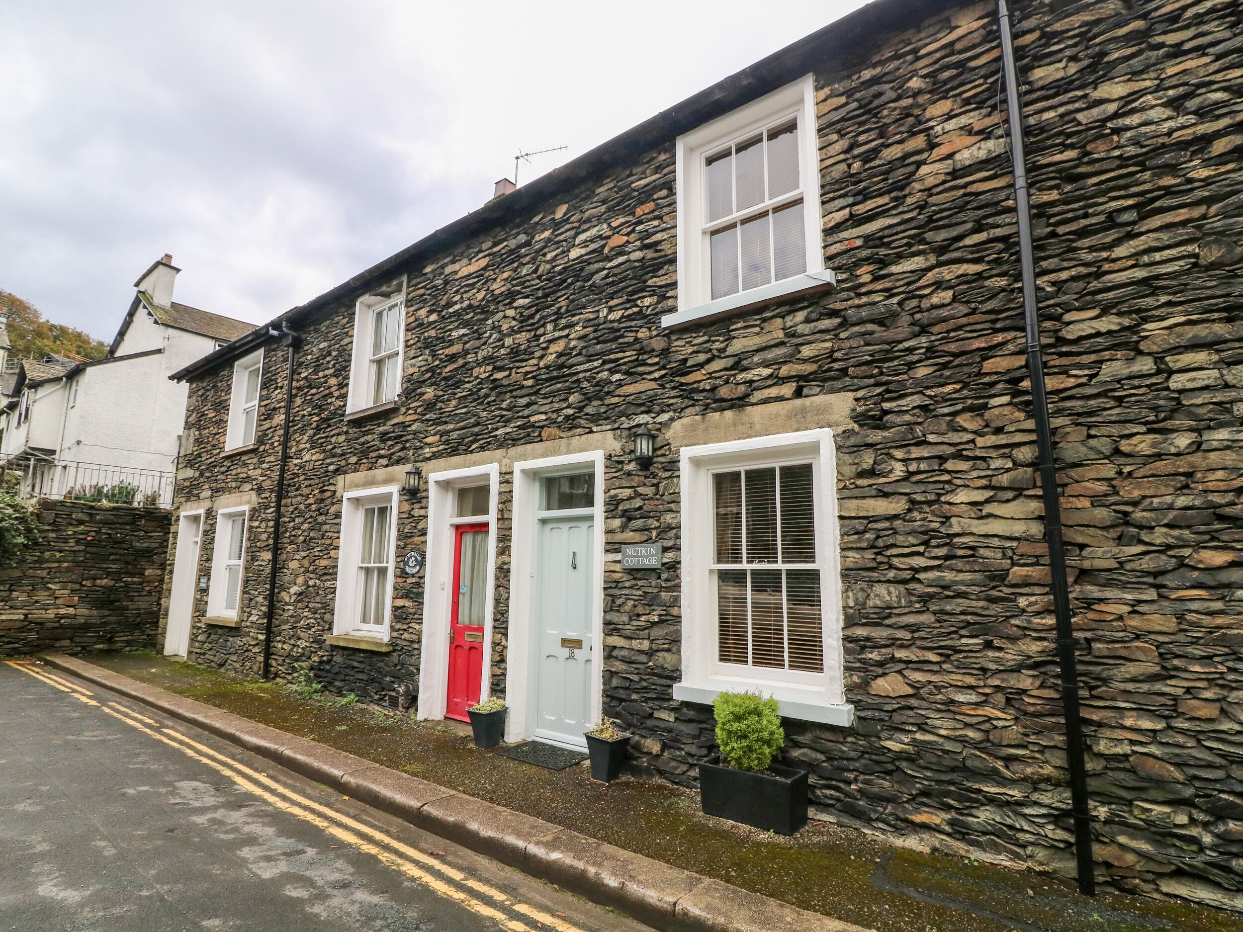 NUTKIN COTTAGE, pet friendly, with open fire in Bowness-On-Windermere
