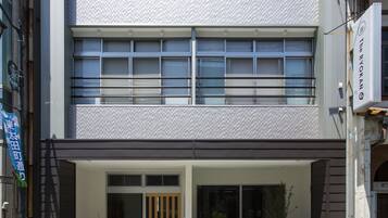 Vista frontal de la propiedad