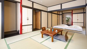 Una habitación japonesa tradicional con suelo de tatami, una mesa de madera baja y un futón.