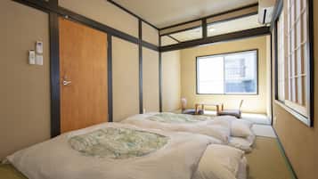 Habitación triple, para no fumadores | Escritorio, tabla de planchar con plancha, wifi gratis y ropa de cama