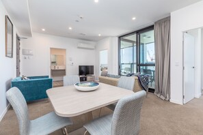 Apartment | In-room dining - 2 Bedroom Penthouse in The Ramada Building + Carpark (Auckland)