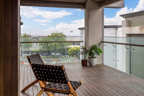 Balcony - Absolute Luxe - 3 Bed, 2 Bath in Stylish SKHY (Auckland)
