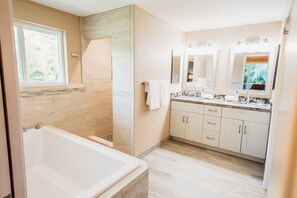 Bañera, secador de pelo y toallas