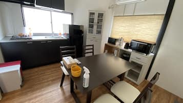 独立别墅 (Private Vacation Home) | 私人简易厨房 | 冰箱、微波炉、炉灶、电热水壶