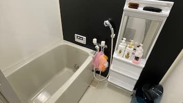 独立别墅 (Private Vacation Home) | 浴室 | 独立的浴缸和淋浴、吹风机、拖鞋、电子马桶