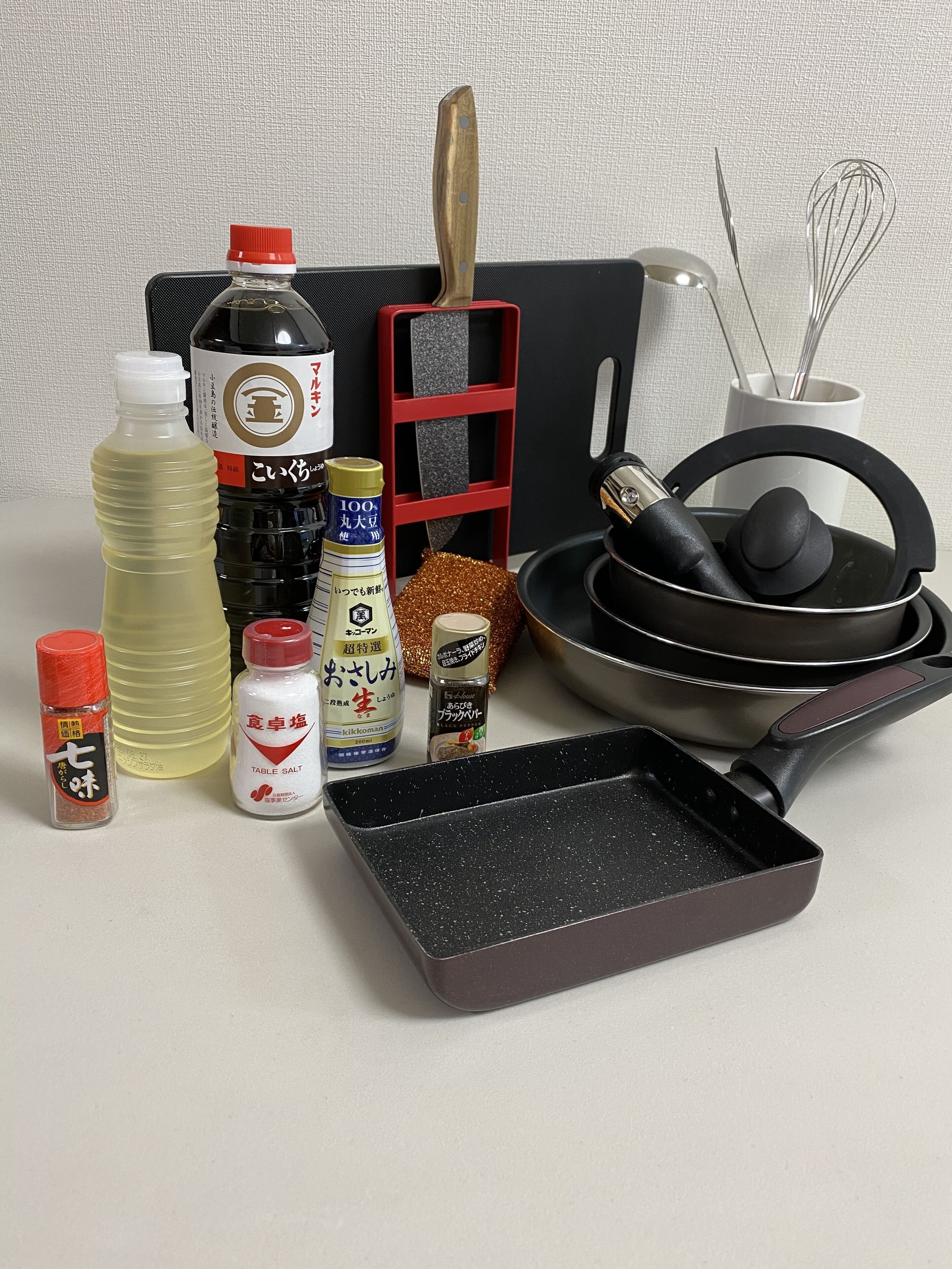 Huis (Private Vacation Home) | Privékitchenette | Een koelkast, een magnetron, een kookplaat, kookgerei, borden en bestek