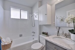 Sèche-cheveux, bidet, serviettes fournies, savon