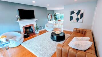 智能电视、壁炉、书、电脑显示器