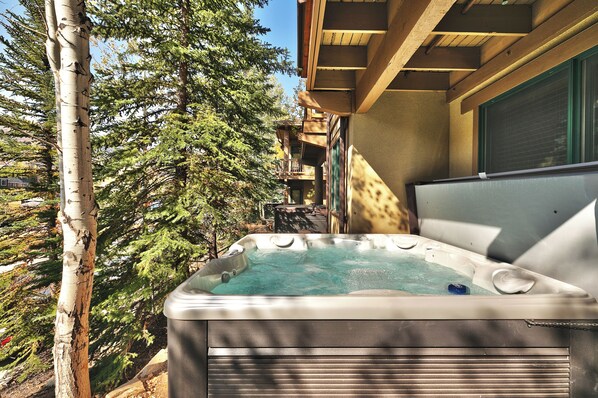 Outdoor spa tub