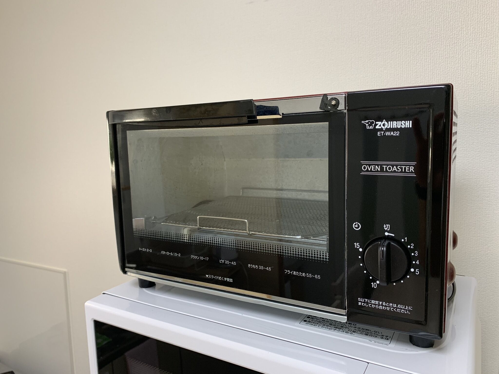 Ein schwarzes Toast- und Backofen-Gerät mit digitaler Anzeige und Temperaturregler.