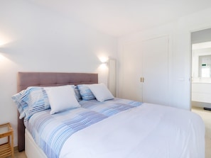 3 chambres, fer et planche à repasser, accès Internet, draps fournis