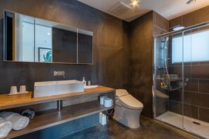 Apartment, 3 Schlafzimmer, Nichtraucher (Chalet) | Badezimmer | Badewanne und Dusche (separat), kostenlose Toilettenartikel