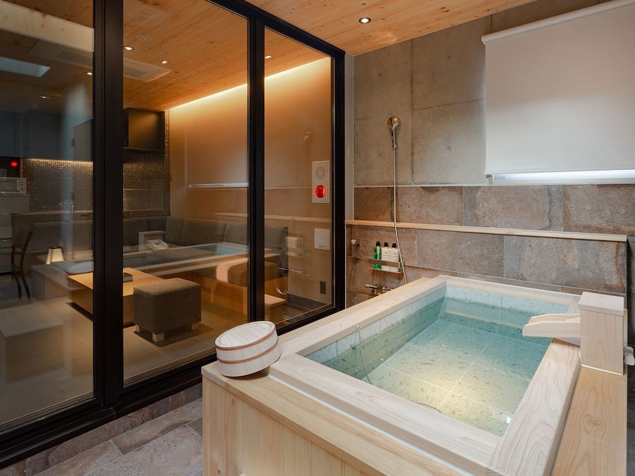 Executive Penthouse, Non Smoking | Bathroom | Combined shower/tub, free toiletries, hair dryer, slippers
