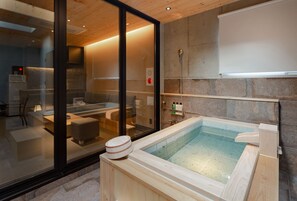 エグゼクティブ ペントハウス 禁煙 | バスルーム | シャワー付き浴槽、バスアメニティ (無料)、ヘアドライヤー、スリッパ
