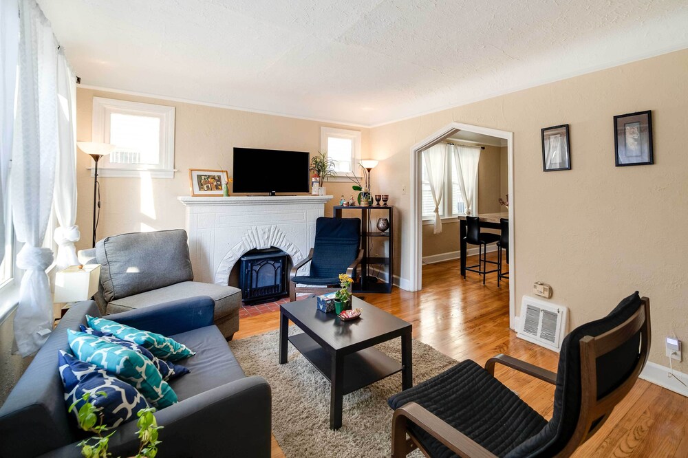 Spacious Ferndale Apt w/ Yard ~ 1/2 Mi to Dtwn!