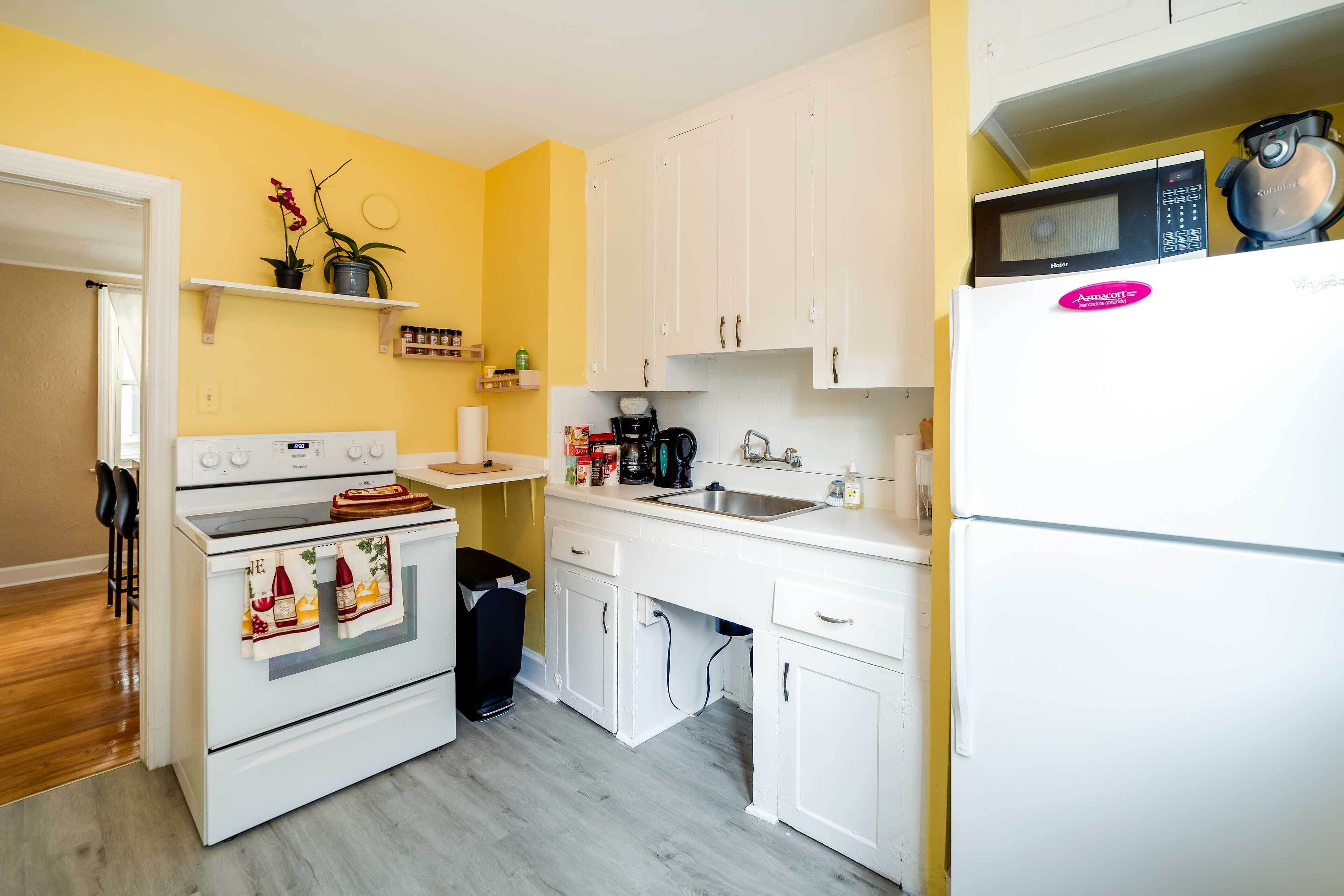 Spacious Ferndale Apt w/ Yard ~ 1/2 Mi to Dtwn!