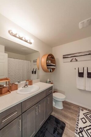 Bathtub, hair dryer, towels - Modern and Stylish, KING bed, Wifi, FREE Parking! (Spokane Valley)