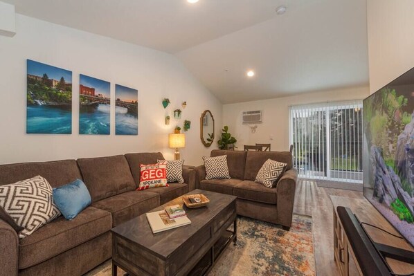 Télévision, cheminée, espaces bureaux