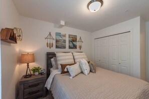 2 bedrooms, desk, iron/ironing board, WiFi - Modern and Stylish, KING bed, Wifi, FREE Parking! (Spokane Valley)