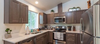 Modern and Stylish, KING bed, Wifi, FREE Parking!