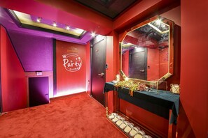 Zimmer (Party Room) | Wohnbereich | Flachbildfernseher