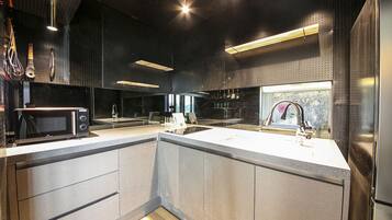 Room (Party Room) | Private kitchen | Fridge, electric kettle
