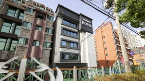 A multi-story building with a sign reading "Diamond Hotel". - Diamond Hotel (Jinju)