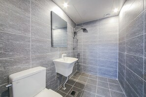 Habitació (Ondol Room) | Bany | Dutxa, articles de tocador gratuïts, assecador de cabells i tovalloles 