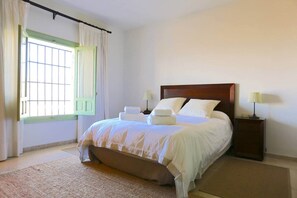 2 habitaciones, escritorio, tabla de planchar con plancha y wifi gratis 