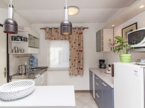 Fridge, microwave, stovetop, coffee/tea maker - Apartment 418/952 (Istria - Valbandon), 1800m from the beach (Valbandon)