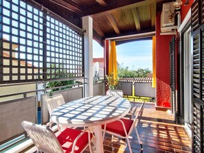 Outdoor dining - Apartment 418/953 (Istria - Valbandon), 1800m from the beach (Valbandon)