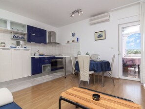 Fridge, oven, stovetop, coffee/tea maker