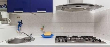 Réfrigérateur, un four, surface de cuisson, cafetiÚre-théiÚre